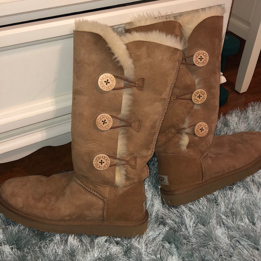 BRAND NEW BAILE BOW UGGS SIZE 10 ACCEPTING OFFERS